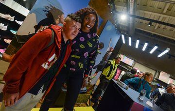 En un evento en Bogotá, la medallista olímpica atendió a sus fanáticos con cariño, fotos y autógrafos. Algunos tuvieron la oportunidad de charlar con Caterine Ibargüen.