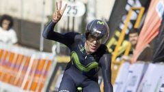 El ciclista de Movistar Jonathan Castroviejo a su llegada a la meta para imponerse en la prueba contrarreloj &eacute;lite del Campeonato de Espa&ntilde;a de Ciclismo, celebrado en Soria.