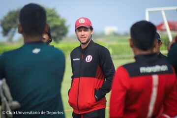 Manuel Barreto conversando con los futbolistas de las canteras de la 'U'.