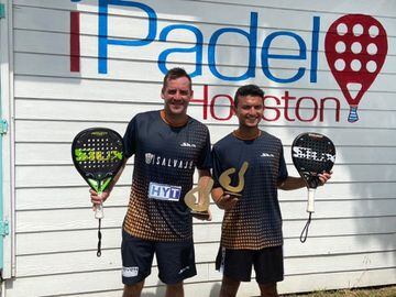 Maximiliano Rozas y Pedro Alonso (ex jugador del World Pádel Tour) en una premiación de un torneo en Houston, Texas.