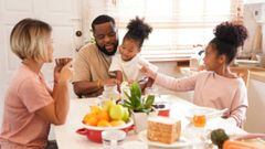 Familia desayunando v&iacute;a Getty Images.