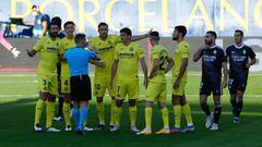 Los jugadores del Villarreal protestan a Hern&aacute;ndez Hern&aacute;ndez.
