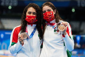 La dupla de clavadistas se adjudicaron la segunda medalla mexicana en Tokio 2020. Lo hicieron desde la plataforma de 10 metros en la prueba femenil de clavados sincronizados. Para Orozco fue su segunda presea, sumada a la plata que había ganado con solo 15 años en Londres 2012. Por cuarta ocasión consecutiva, los clavados aportaron medallas para la delegación tricolor.
