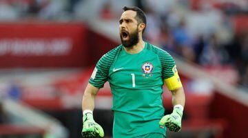 Soccer Football - Chile v Australia - FIFA Confederations Cup Russia 2017 - Group B - Spartak Stadium, Moscow, Russia - June 25, 2017 Chile’s Claudio Bravo celebrates their first goal