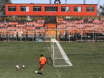 Antes de recibir su nuevo estadio, Cobreloa trasladó su localía hasta el pequeño Estadio Luis Becerra Costanzo, más conocido como La Madriguera, con capacidad para sólo 4.000 personas.
