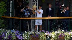 Novak Djokovic posa con el trofeo de campe&oacute;n de Wimbledon en el balc&oacute;n de la pista central.