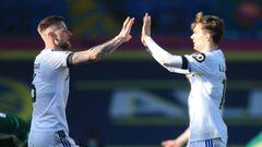 Soccer Football - Premier League - Leeds United v Sheffield United - Elland Road, Leeds, Britain - April 3, 2021 Leeds United&#039;s Liam Cooper and Oliver Burke celebrate after the match Pool via REUTERS/Lindsey Parnaby EDITORIAL USE ONLY. No use with un
