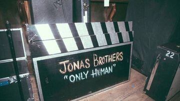 Los Jonas Brothers que regresaron con todo este a&ntilde;o fueron vistos en Manhattan grabando el nuevo video de su canci&oacute;n Only Human del &aacute;lbum Happiness Begins.