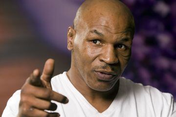 "¿Él no puede ni llevar a sus hijos a la escuela por sí mismo, y está hablando de que es grandioso?" dijo Tyson.