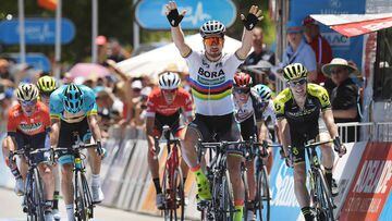 Peter Sagan celebra su victoria en la cuarta etapa del Tour Down Under en Uraidla por delante de Daryl Impey y Luis Le&oacute;n S&aacute;nchez.