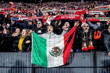 Una bandera mexicana luce en el partido entre Feyenoord y Roma.