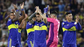 Boca Juniors' forward Dario Benedetto (C), Colombian forward Sebastian Villa (L) and defender Marcos Rojo applaud before an Argentine Professional Football League match against Colon at La Bombonera stadium in Buenos Aires, on February 13, 2022. (Photo by ALEJANDRO PAGNI / AFP)