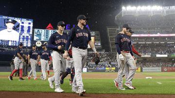 Bronx (United States), 17/07/2021.- Boston Red Sox left fielder Alex Verdugo (C-R) is walked off the field by manager Boston Red Sox Alex Cora and his teammates after a ball was throw at him by a fan in the sixth inning of the Major Leauge Baseball (MLB) 