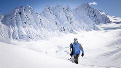 Travis Rice andando con su tabla de snowboard sobre la nieve y las monta&ntilde;as nevadas de Alaska (Estados Unidos). 