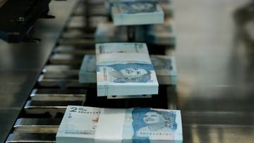 Fajo de billetes de dos mil pesos recién impresos por el Banco de la República