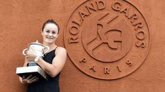 Ashleigh Barty posa con el trofeo de campeona de Roland Garros.