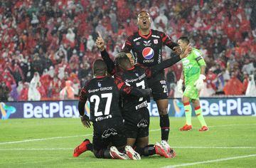Independiente Santa Fe venció 3-2 a América de Cali en la vuelta disputada en El Campín y se quedó con el título de la Superliga BetPlay.