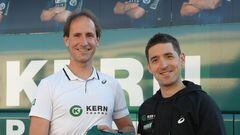 Juanjo Oroz y Mikel Nieve posan con un maillot del Kern Pharma.