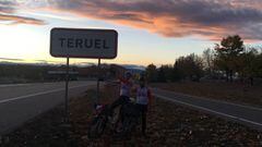 Tim Wellens y Thomas de Gendt posan a la entrada de Teruel, donde han concluido su aventura &#039;The Final Breakaway 2&#039; que les ha llevado por los caminos de las Monta&ntilde;as Vac&iacute;as.