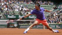 Roger Federer devuelve una bola ante Gael Monfils durante un partido en el torneo de Roland Garros de 2015.