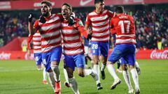 Arias celebra con Monchu el gol de la victoria.