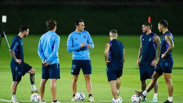 DOHA, QATAR - NOVEMBER 25: Lionel Scaloni head coach of Argentina gives instructions to his players during the Argentina Training Session at Al Khor SC on November 25, 2022 in Doha, Qatar. (Photo by Khalil Bashar/Jam Media/Getty Images)