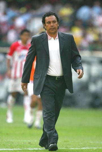 Tras el logro con Pumas, Necaxa le dio la oportunidad al Macho de mostrarse como su entrenador, esto en 2006, pero sólo estuvo al cargo en siete encuentros de los cuales ganó únicamente dos