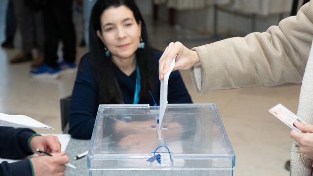 Una mujer ejerce su derecho a voto a los 111 años