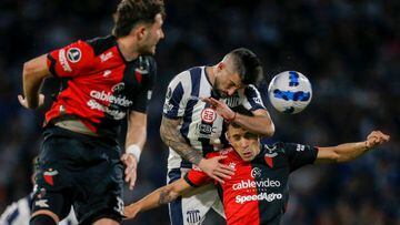 Talleres de Cordoba's Michael Santos (C) and Colon de Santa Fe's Eric Meza jump for a header during their Copa Libertadores football tournament round of sixteen all-Argentine first leg match, at the Mario Alberto Kempes stadium in Cordoba, Argentina, on June 29, 2022. (Photo by Diego Lima / AFP) (Photo by DIEGO LIMA/AFP via Getty Images)