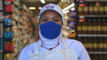 Trabajadora de un supermercado haciendo su labor pese a la pandemia de coronavirus, 2020.