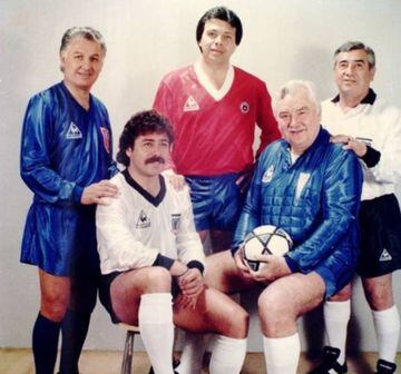 'Cua Cua' Hormazábal parado arriba a la derecha, con el uniforme de Colo Colo y junto a otras glorias del fútbol chileno.