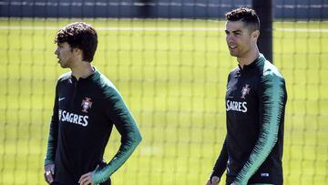 Joao F&eacute;lix y Cristiano Ronaldo en un entrenamiento con la selecci&oacute;n de Portugal.