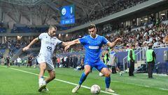 Kike Cadete, del Dinamo Tbilisi, protege el balón.