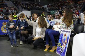 La familia de Felipe Reyes estuvo en el  homenaje del jugador como máximo reboteador histórico de la ACB.