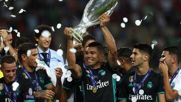 Casemiro levanta la Supercopa de Europa conquistada por el Real Madrid en Skopje.