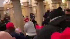 El brutal enfrentamiento entre policías y seguidores de Trump dentro del Capitolio