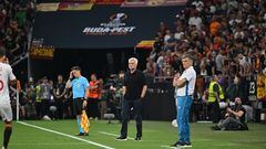 Budapest (Hungary), 31/05/2023.- Jose Luis Mendilibar (R), head coach of Sevilla and, Jose Mourinho, head coach of Rome (C-L) reacts during the UEFA Europa League final between Seviila FC and AS Roma, in Budapest, Hungary, 31 May 2023. (Hungría, Roma) EFE/EPA/Tibor Illyes HUNGARY OUT
