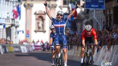 El ciclista franc&eacute;s Romain Gregoire celebra su victoria en la prueba de fondo en categor&iacute;a junior de los Campeonatos de Europa de Ciclismo en Ruta de Trento.