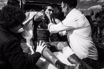 Francisco Ventoso, evacuado al Hospital en la París-Roubaix 2016.