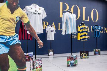 Muchas historias y de todas las épocas. Aquí se pueden ver las camisetas de Cristiano en el Real Madrid, Batistuta en Argentina, Asprilla en el Parma y Rincón también en el Madrid.