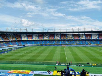 Los hinchas de la Selección Colombia acompañan al equipo en su partido ante Ecuador por las Eliminatorias Sudamericanas en el Metropolitano.