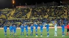 El equipo titular de Las Palmas saluda a su afición antes del partido contra la SD Huesca.