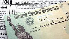 Cheque del Departamento del Tesoro con formulario del IRS.