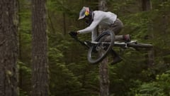 Brandon Semenuk montando en bici en Roadskills, vídeo de MTB.