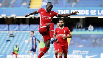 Soccer Football - Premier League - Chelsea v Liverpool - Stamford Bridge, London, Britain - September 20, 2020 Liverpool&#039;s Sadio Mane celebrates scoring their second goal with Mohamed Salah Pool via REUTERS/Matt Dunham EDITORIAL USE ONLY. No use with