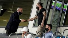 Florentino P&eacute;rez y Sergio Ramos se saludan el 10 de julio de 2020 antes del partido Real Madrid-Alav&eacute;s de la Liga 19/20