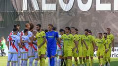 MADRID (ESPAÑA), 24/09/2023.- Los jugadores del Rayo Vallecano (i) y los del Villarreal se saludan antes de comenzar el partido correspondiente a la jornada 6 de LaLiga que ambos clubes disputan este domingo en el Campo de Fútbol de Vallecas. EFE/ Zipi Aragon
