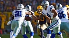GREEN BAY, WI - OCTOBER 16: Ezekiel Elliott #21 takes the handoff from Dak Prescott #4 of the Dallas Cowboys against the Green Bay Packers during the first quarter at Lambeau Field on October 16, 2016 in Green Bay, Wisconsin.   Hannah Foslien/Getty Images/AFP == FOR NEWSPAPERS, INTERNET, TELCOS &amp; TELEVISION USE ONLY ==
