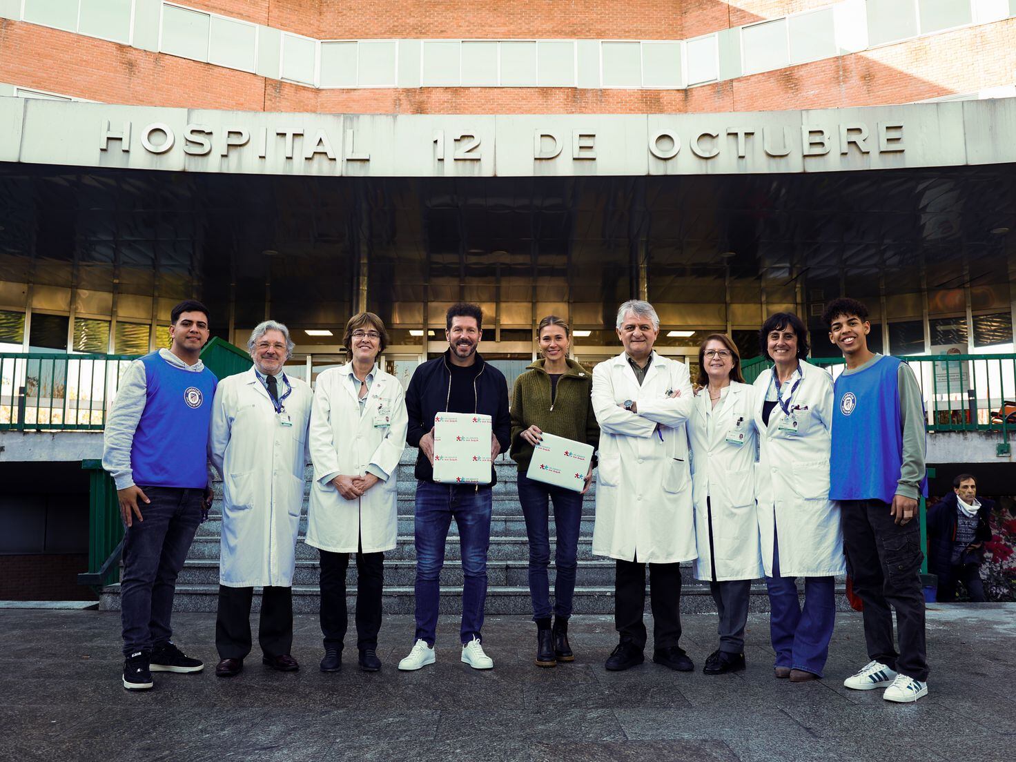 El Atlético y Toys 'R' Us llenan de regalos 10 hospitales en Madrid 