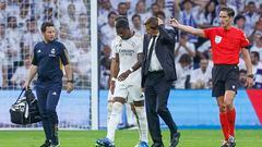 David Alaba se retira lesionado durante el encuentro entre el Real Madrid y Las Palmas en el Estadio Santiago Bernabéu.